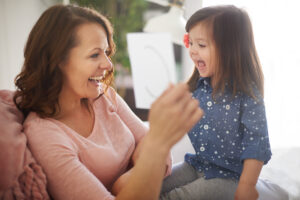 <nino-aprendiendo-el-alfabeto-con-su-madre>