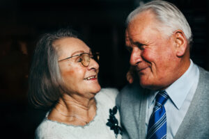 <pareja-de-anciando-abrazados-felices>