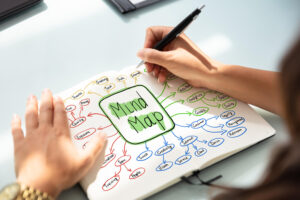 <primer-plano-de-una-empresaria-escribiendo-en-un-cuaderno>