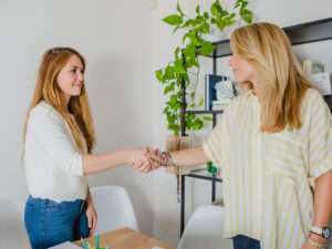 <bastante-mujeres-de-negocios-sacudida-manos>