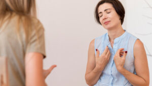 <dos-mujeres-que-usan-lenguaje-de-senas-para-hablar-entre-si>