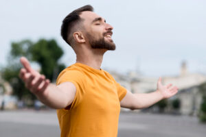 <hombre-feliz-por-estar-al-aire-libre>