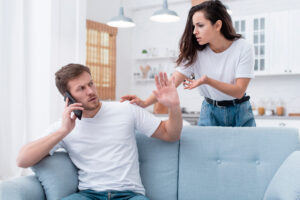 <mujer-discutiendo-con-su-novio-mientras-el-esta-hablando-por-telefono>