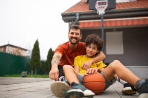 <padre-e-hijo-jugando-baloncesto-juntos-en-el-patio-trasero>