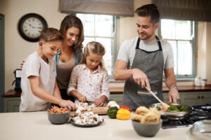 <padres-con-ninos-cocinando-y-ayudando-en-el-hogar>