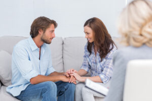 <pareja-reconciliacion-en-el-sofa>