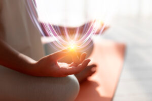 <vista-lateral-adulto-meditando-con-luz>