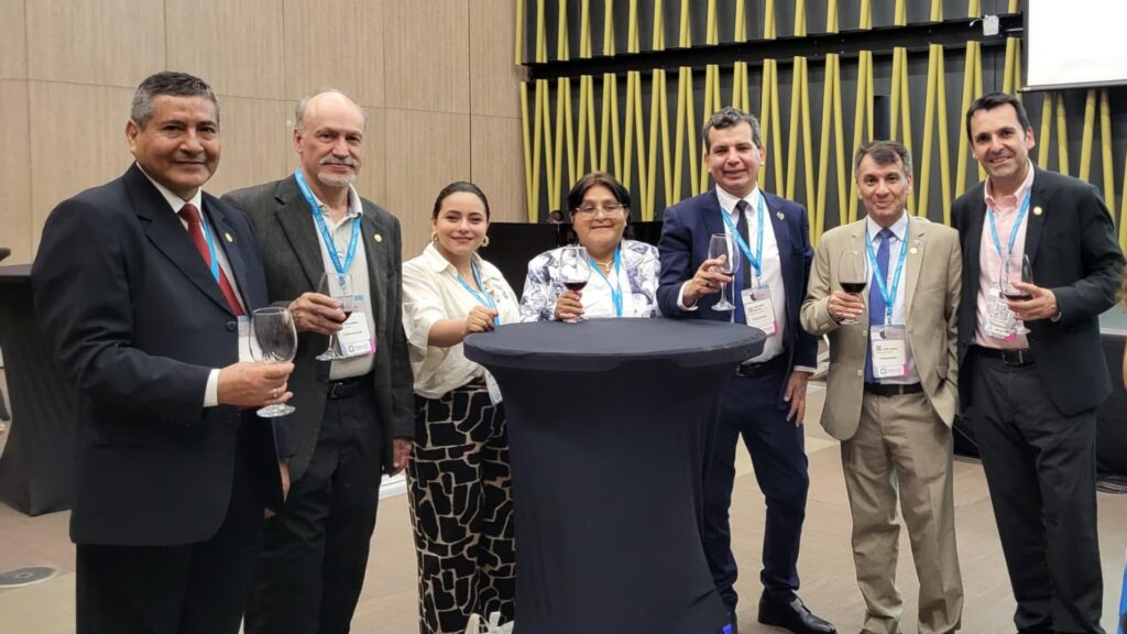 Foto del cóctel de bienvenida a ponentes internacionales, con Edgardo Soto; Rolando Díaz-Loving (profesor titular en la Facultad de Psicología de la Universidad Nacional Autónoma de México y psicólogo de prestigio internacional), Nubia Villescas (presidenta de la Junta Directiva de ASCOFAPSI), Amarilis Domínguez (decana del CDR Colegio de Psicólogos del Perú Ucayali), Cristhian Rodríguez, Raúl Jiménez Molina y Fermín Carrillo.
