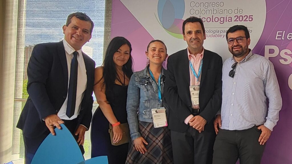 Cristian Rodríguez Leyva y Fermín Carrillo con el equipo del Politécnico Grencolombiano, la directora de la Escuela de psicología, Katherine Velandia, con el coordinador del Programa de Psicología, Diego Leonardo Cruz y María Luisa Barreto.