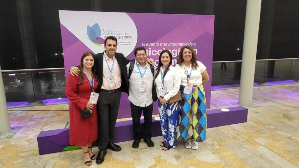 Natalia Pedraza, profesora de la Universidad Católica de Colombia, Fermín Carrillo, Wilson López, Iliana Paola Quintana (decana de Psicología) y Myriam Sierra, reconocida psicóloga colombiana.