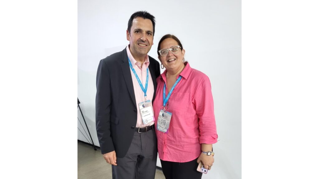 Fermín Carrillo con Sandra Milena Ruiz, miembro del Consejo Directivo Nacional del Colegio Colombiano de Psicólogos.