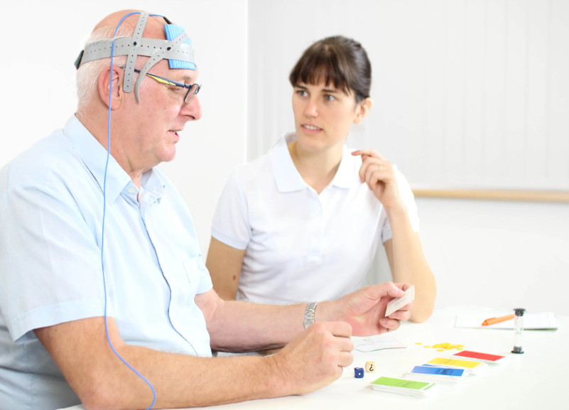 <hombre-haciendo-prueba-neurologica>