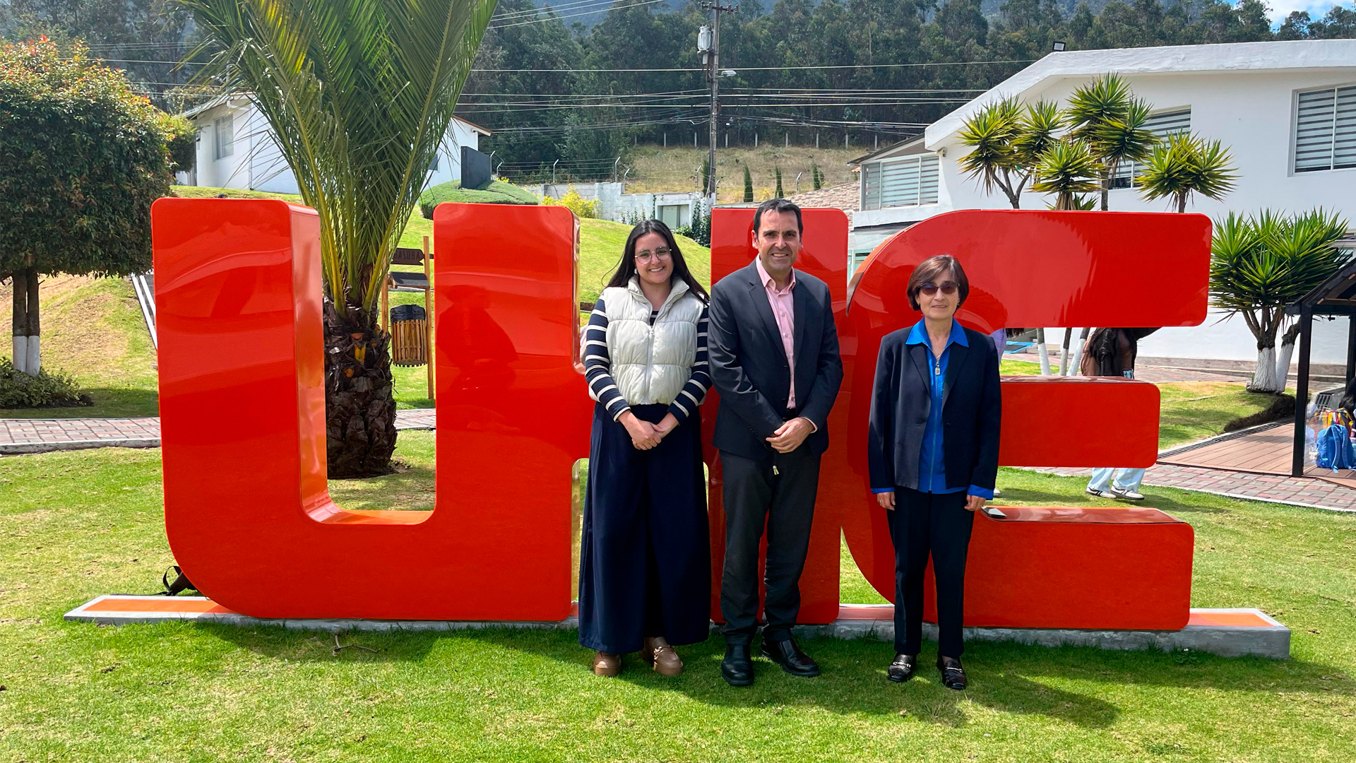 María Clara Dahik, directora de Alumni, con Fermín Carrillo y Ximena Quintana, directora del programa de Psicopedagogía de la Universidad Hemisferios (UHE)