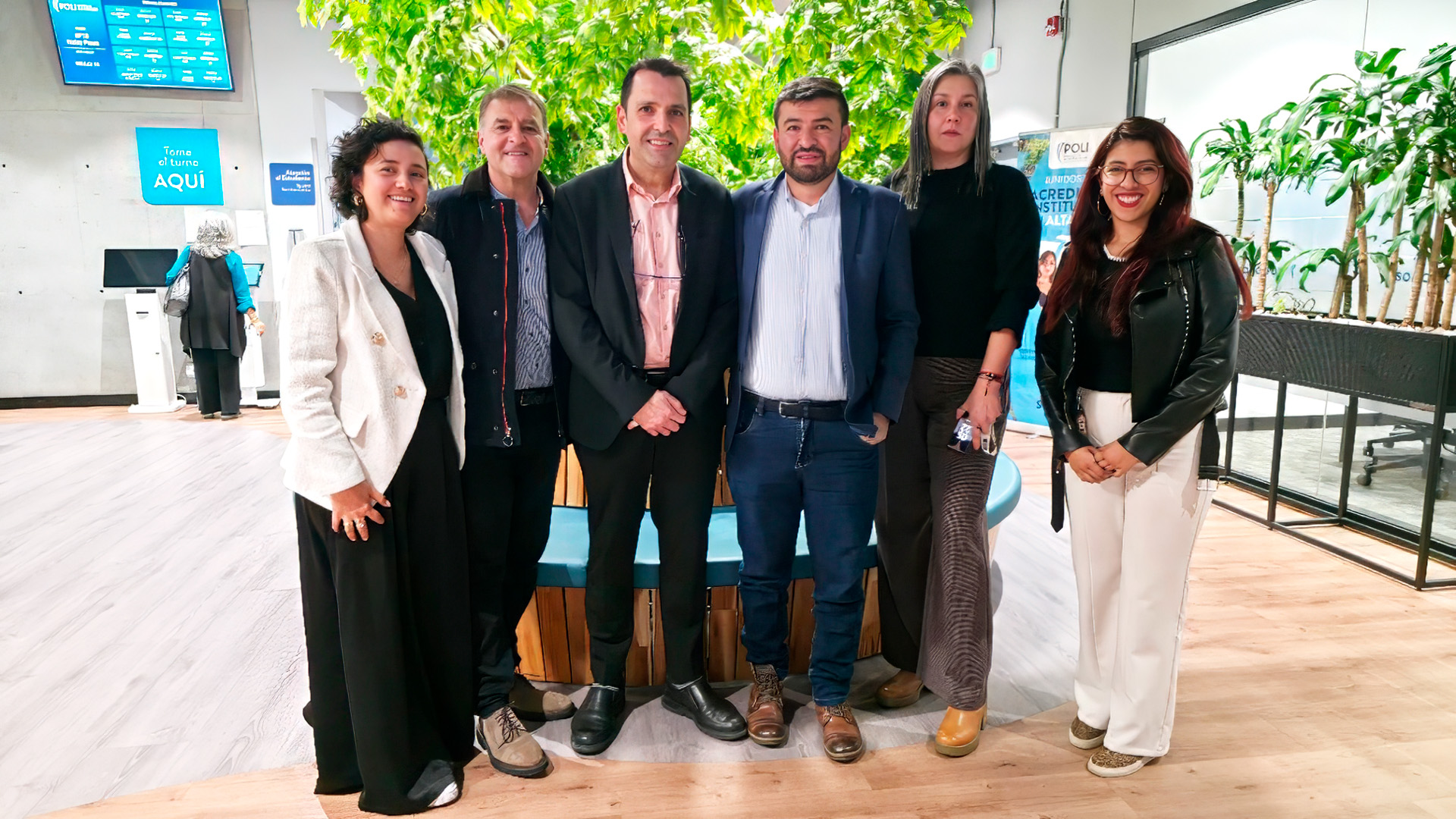 Fermín Carrillo con Néstor Dionissio, Embajador de iRG en Colombia y Martha Prieto.